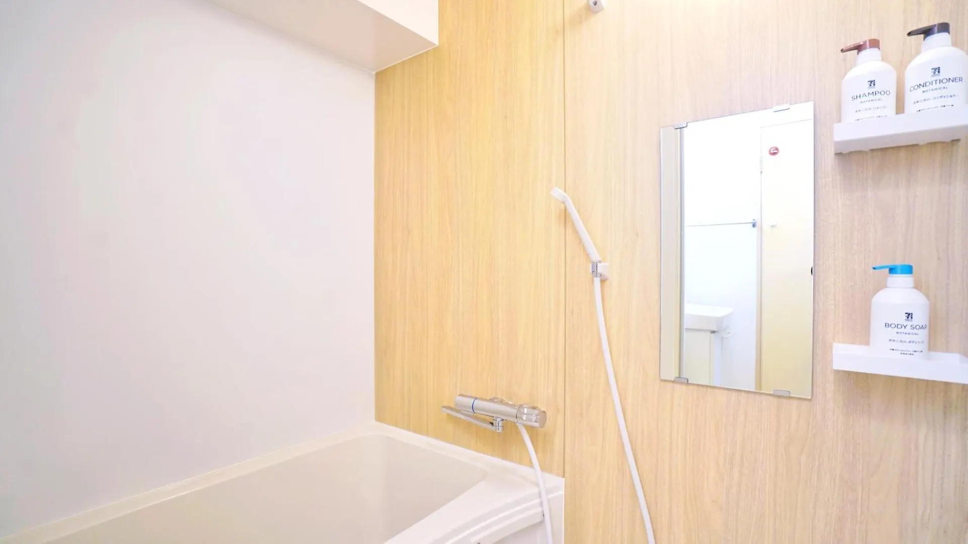 Cowcow Hotel Shinjuku Tokió 0*,
